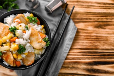 Haşlanmış pirinç, et ve sebze ahşap masa üzerinde kase