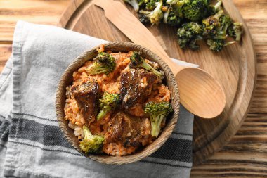 Haşlanmış pirinç, et ve brokoli gemide ile kase