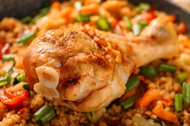 Lezzetli pilav tavuk budu ve sebze, closeup ile haşlanmış
