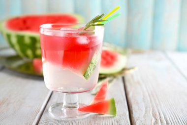 Taze yaz kokteyl cam üzerinde ahşap masa lambası