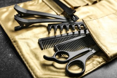 Profesyonel kuaför çantayla üzerinde siyah Sofra hazır