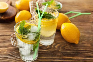 Ahşap masa üzerinde taze limonata