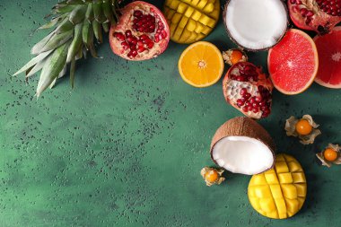 Renk arka plan üzerinde çeşitli lezzetli meyve ile düz yatıyordu kompozisyon