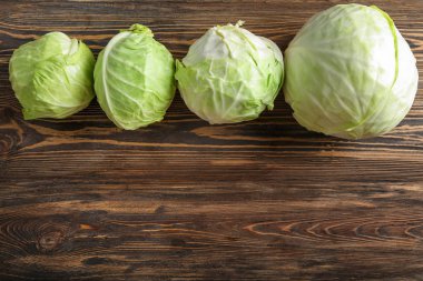 Ahşap masa üzerinde taze lahana