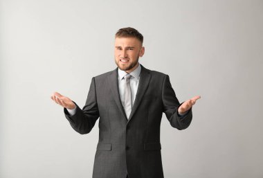 Gri zemin üzerine karışık iş adamı