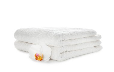 Beyaz arka plan üzerinde çiçek ile temiz yumuşak havlu yığını