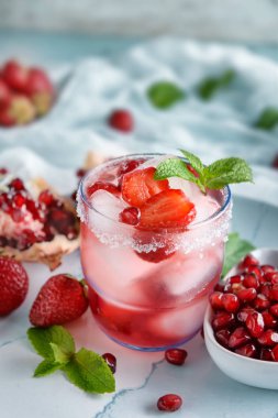 Taze yaz kokteyl cam plaka üzerinde