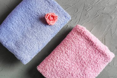 Gri arka plan üzerinde çiçek ile yumuşak havlu