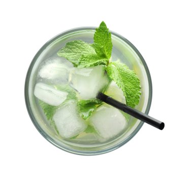 Beyaz arka planda bir bardak taze mojito.