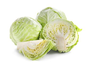 Bütün ve kesilmiş lahana beyaz arka plan üzerinde