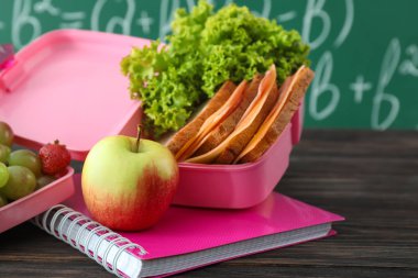 Beslenme çantası masasına iştah açıcı yemek ile