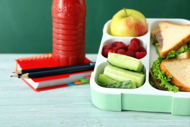 Beslenme çantası masasına iştah açıcı yemek ile