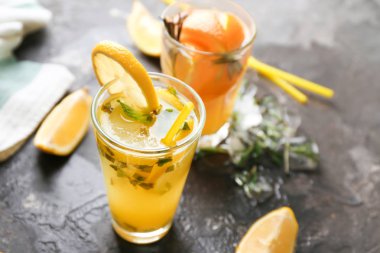 Karanlık masada lezzetli kokteyl bardak