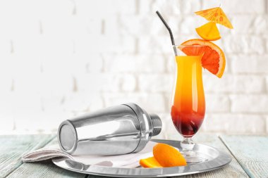 Lezzetli kokteyl ve shaker tepsi üzerinde cam