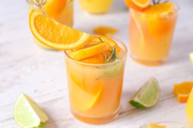 Hafif arka planda bir bardak lezzetli kokteyl.