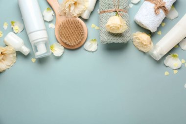 Gri arka plan üzerinde kozmetik ile güzel spa kompozisyon