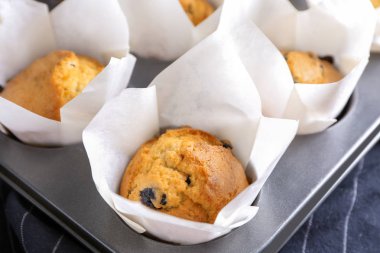 Tin, closeup pişirme lezzetli blueberry muffins