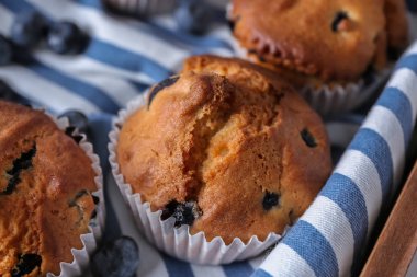 Lezzetli blueberry muffins peçete, closeup üzerinde