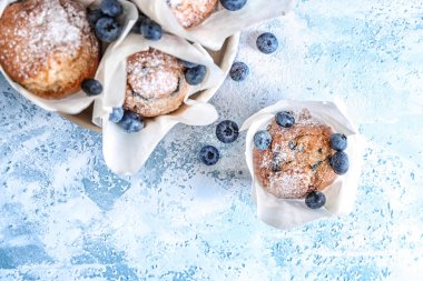 Renk tablosu üzerinde blueberry muffins ile kase