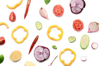 Beyaz arka plan üzerinde taze sebze ile kompozisyon