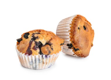 Beyaz arka planda lezzetli yaban mersinli kekler.