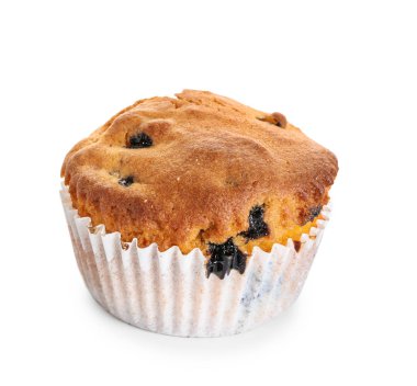 Beyaz arka planda lezzetli yaban mersinli kek.