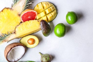 Işık arka plan üzerinde çeşitli lezzetli egzotik meyveler