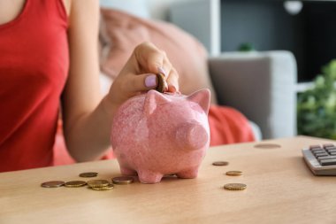 Kumbara evde para koyarak kadın