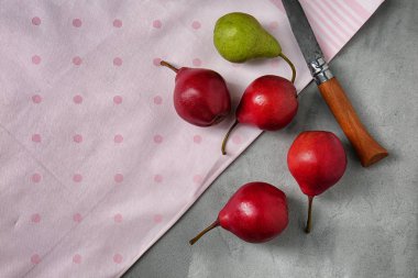 Lezzetli olgun armut ve bıçak masada