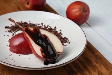 Plaka lezzetli armut ve masada çikolata sosu ile