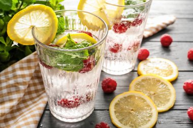 Ahşap masa üzerinde taze ahududu limonata