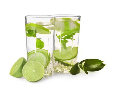 Beyaz arka plan üzerinde taze limon limonata