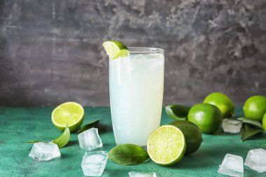 Bardak taze limon limonata renk tablosu üzerinde