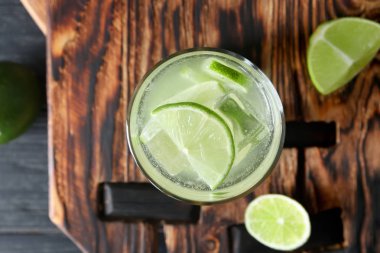 Bardak taze limon limonata ahşap tahta üzerinde