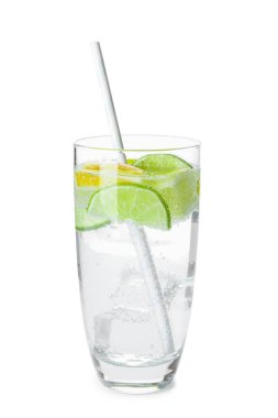 Beyaz arka planda bir bardak limonata.