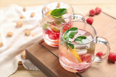 Cam bardak taze ahududu limonata ahşap tahta üzerinde