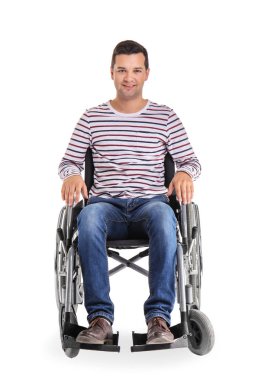 Tekerlekli sandalye beyaz arka plan üzerinde genç adam