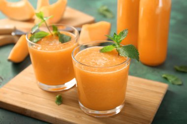 Gözlük lezzetli kavun güler yüzlü masada