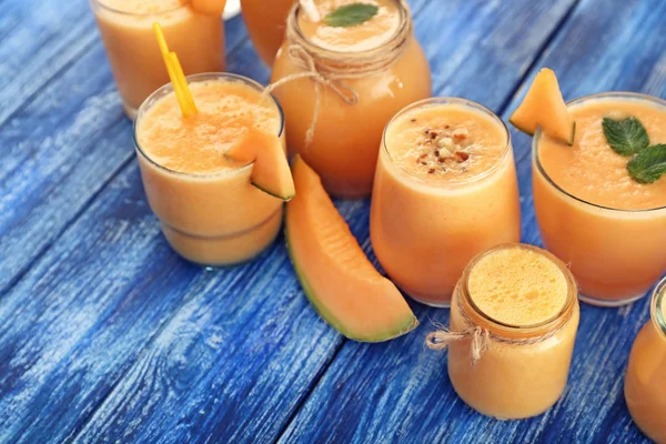 Glazen Potten Met Smakelijke Meloen Smoothie Kleurentabel — Stockfoto