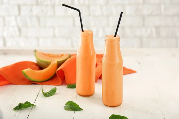 Flaschen Mit Leckerem Melonen Smoothie Auf Weißem Tisch — Stockfoto