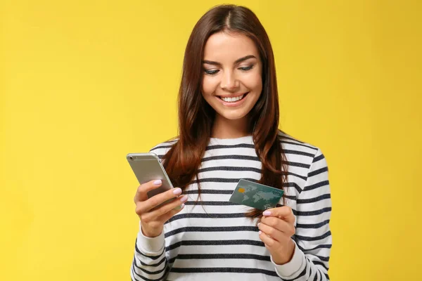 Kredi Kartı Cep Telefonu Renk Arka Plan Üzerinde Olan Kadın — Stok fotoğraf