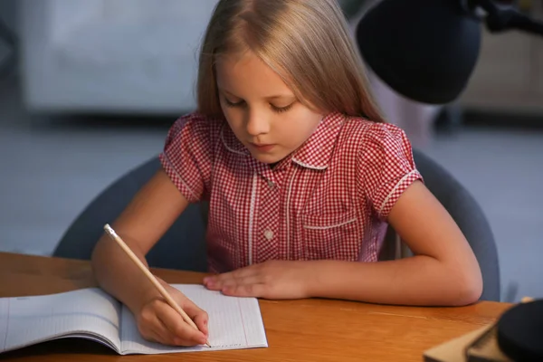 Kleines Mädchen Das Abends Hause Hausaufgaben Macht — Stockfoto
