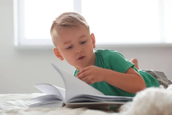 Netter Kleiner Junge Liest Buch Hause Bett — Stockfoto
