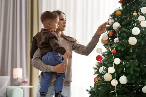 Mãe Filho Decorando Bela Árvore Natal Quarto — Fotografia de Stock