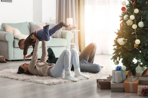 Feliz Família Brincando Quarto Decorado Para Natal — Fotografia de Stock