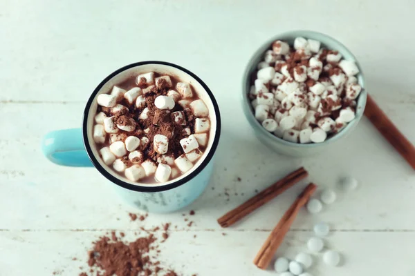 Tasse Leckeren Kakao Und Marshmallows Auf Weißem Tisch — Stockfoto