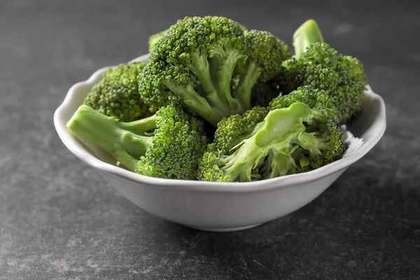 Bowl Dengan Brokoli Hijau Segar Atas Meja Gelap — Stok Foto