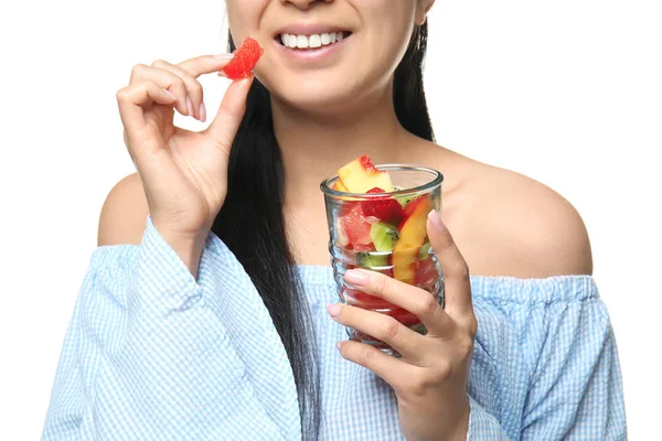 Vrouw Met Gezond Fruitsalade Witte Achtergrond Close — Stockfoto