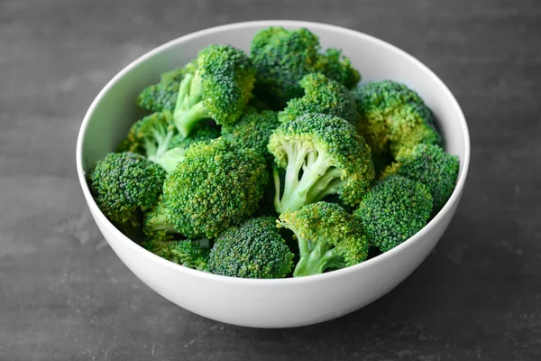 Bowl Dengan Brokoli Hijau Segar Meja Abu Abu — Stok Foto