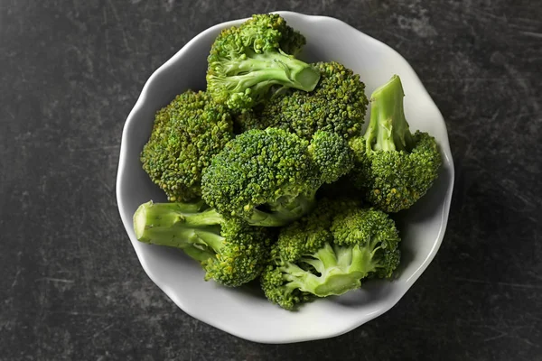 Bowl Dengan Brokoli Hijau Segar Atas Meja Gelap — Stok Foto